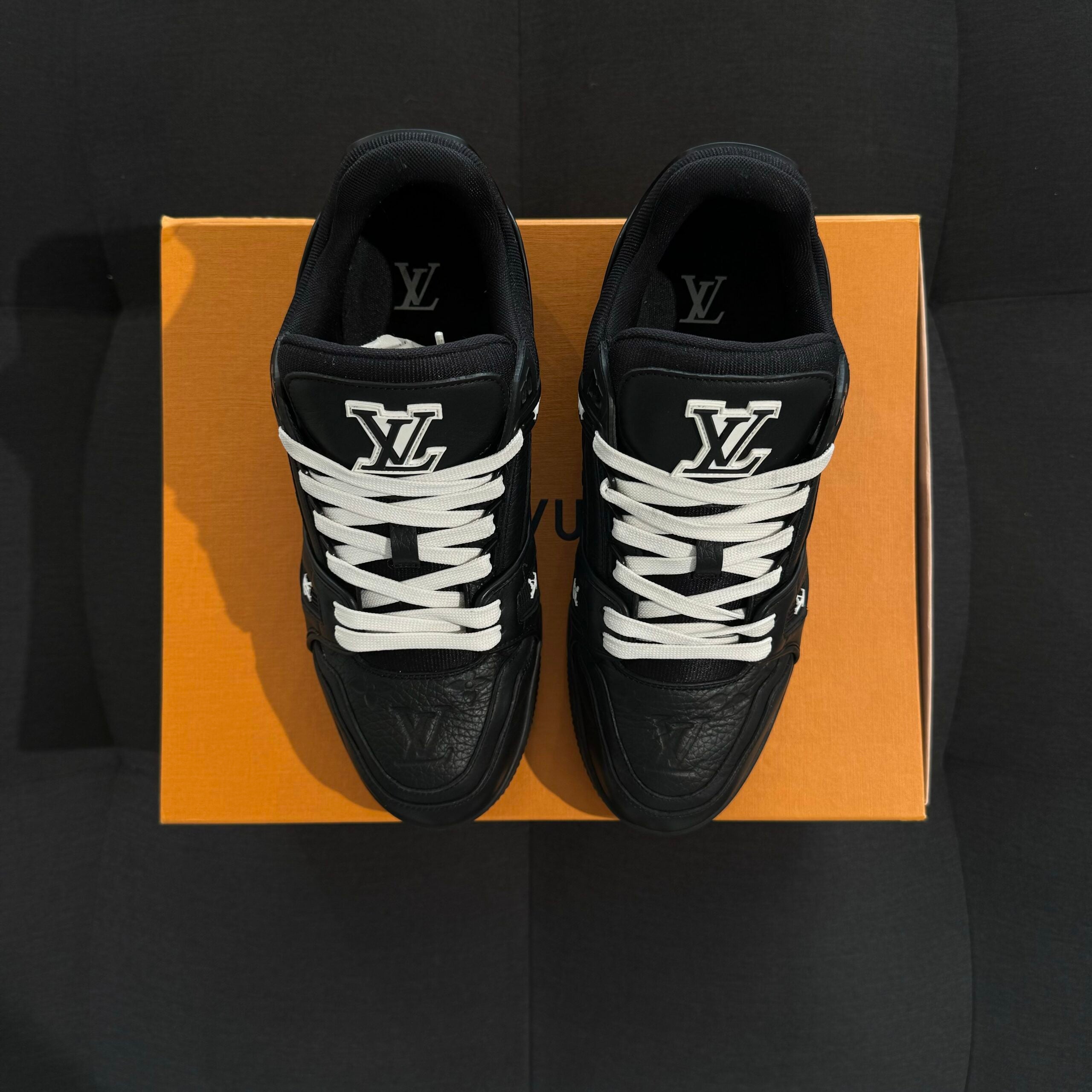 Louis Vuitton Trainer Black 42.5 - Embossed Monogram (USADO)