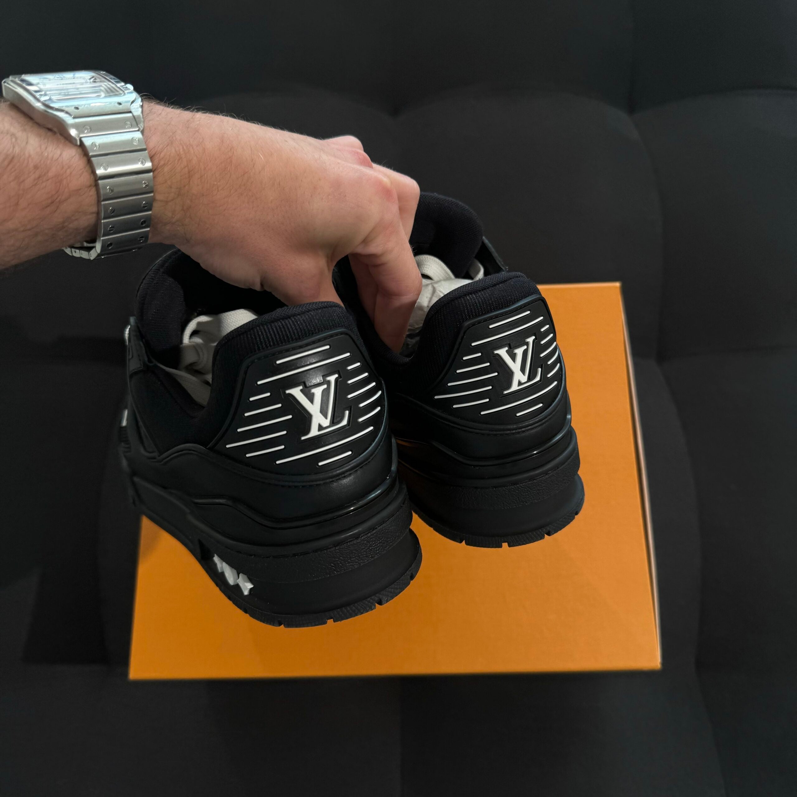 Louis Vuitton Trainer Black 42.5 - Embossed Monogram (USADO)