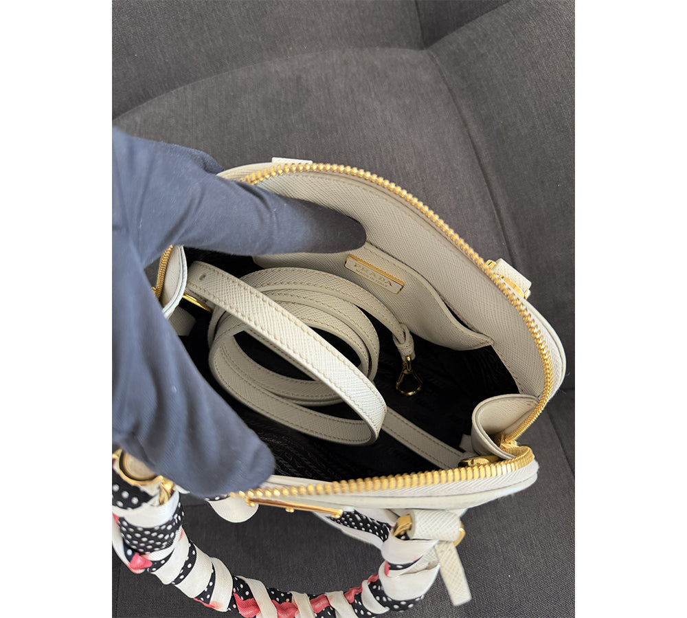 Prada Promenade mini Saffiano leather bag w/ printed silk twill scarf 55 - Chalk White (USADO))